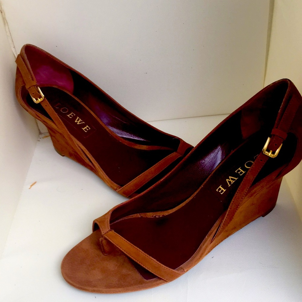 Open toe sueded pump